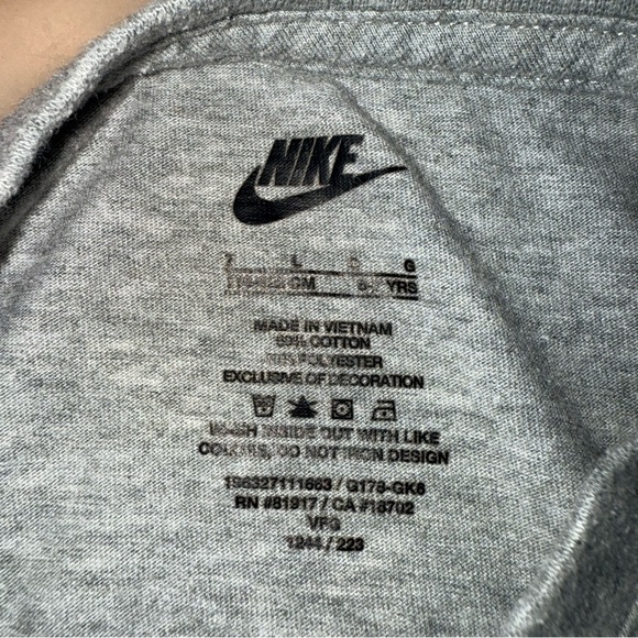 Boys Nike Gray short sleeve with black shorts size 7 Large - Picture 3 of 9